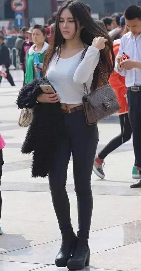 气质小姐姐丰腴甜美，轻轻一撩秀发，走起路来左右摇摆很不方便