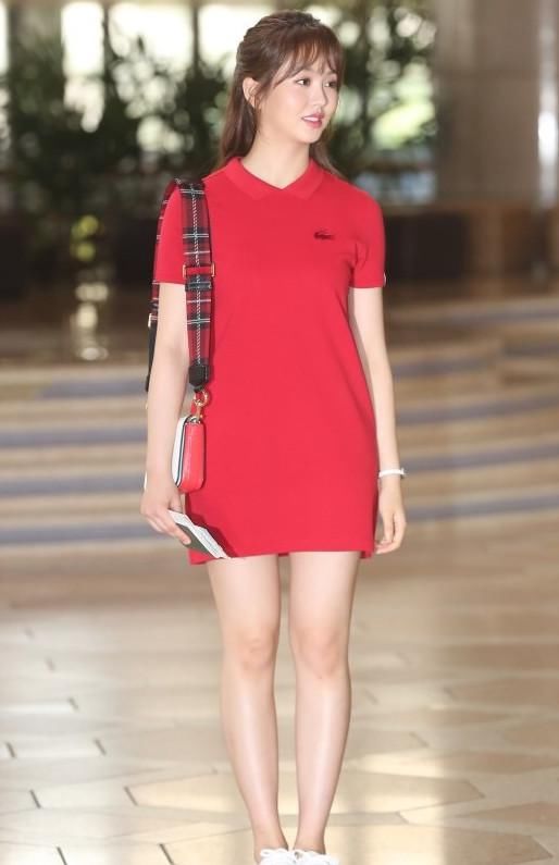 韩国国民闺女金所炫，身穿红裙亮相，真实的腿让人看呆了！