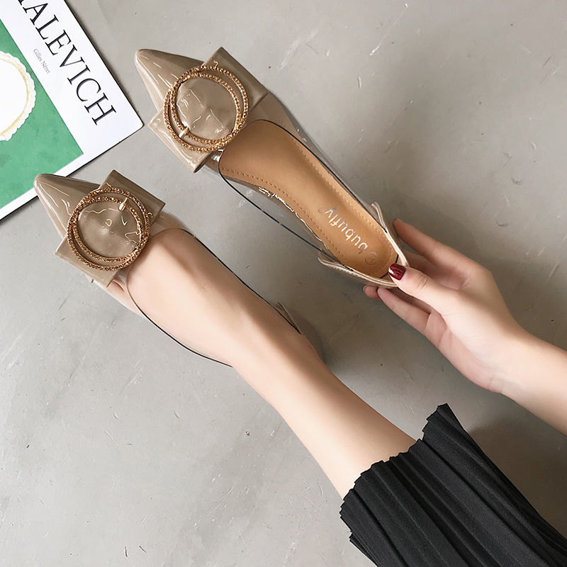 40岁女人少穿高跟鞋，穿潮流平底鞋透气不累脚，洋气有范显腿瘦