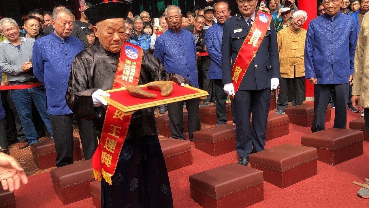 台湾庙宇357年首次抽不出“国运签” 蔡英文紧急灭火