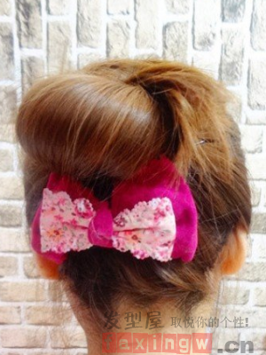 自己简单盘发技巧 扎出最时尚的盘发发型