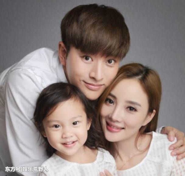 李小璐与女儿现身机场状态佳，佩戴婚戒力破与贾乃亮离婚谣言