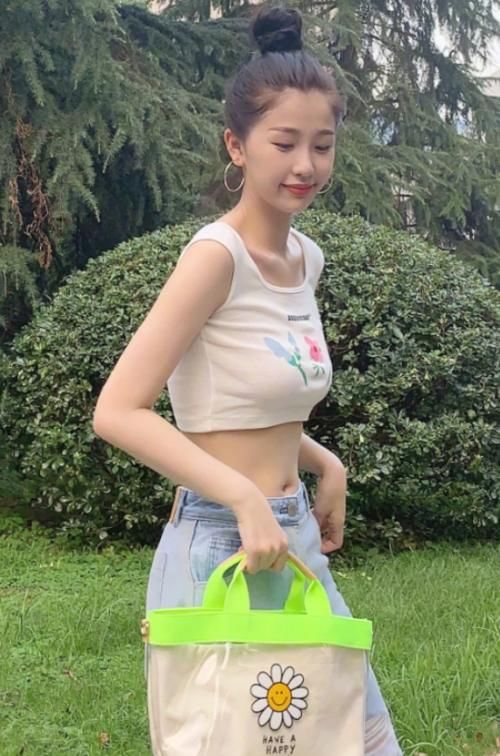 『杨颖』关晓彤杨颖挑战“儿童装”以为是最美，再看到虞书欣身材曲线更让人惊艳