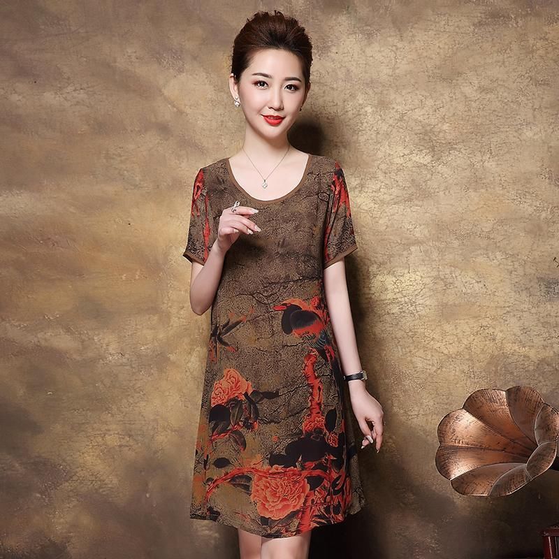 女人不管你有多美，9月出门一定要穿这种秋裙，风情万种，美上美