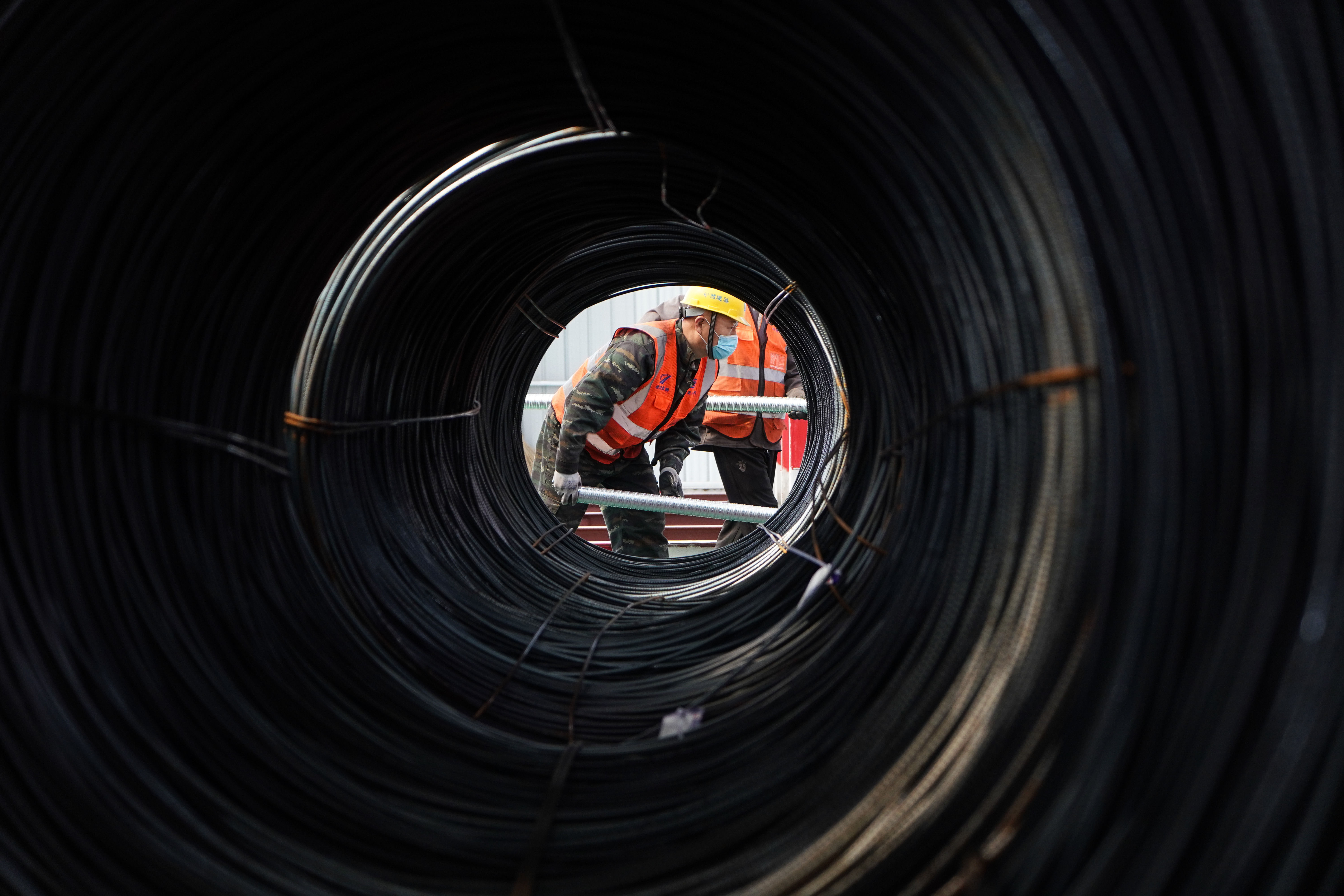  【工人在桥梁构件预制】南京：装配式公路桥梁项目建设有序推进