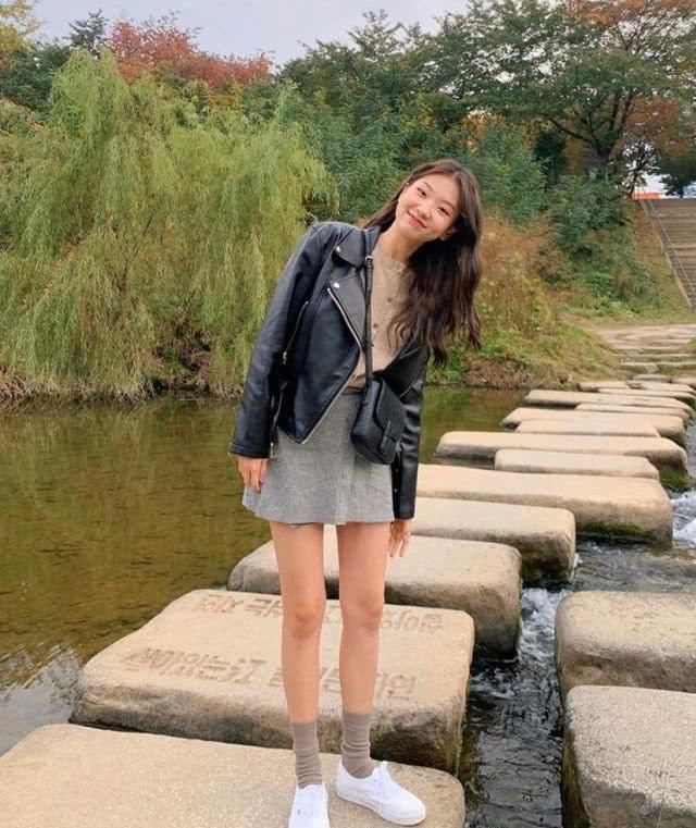  「初恋衫」服装搭配：外套里面别穿打底衫了！这4件内搭美炸！