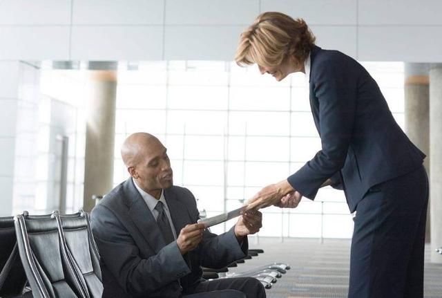 为什么美国会让大妈来当空姐，有什么优势吗?网友:不想吐槽