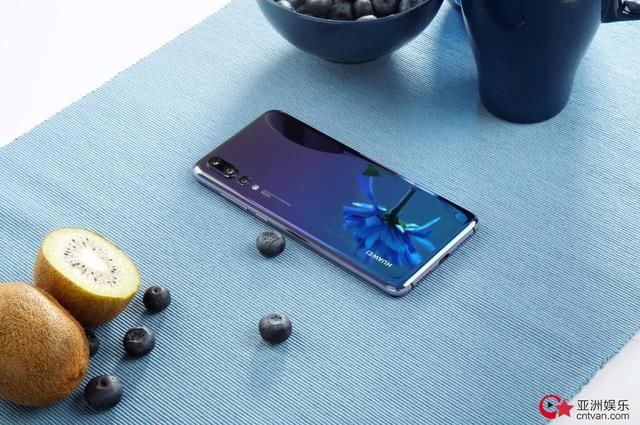 华为P20承载的这抹极光 完美预告今年的时尚色