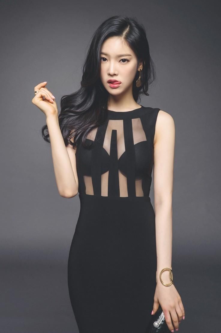 人气女神穿透视连衣裙若隐若现，红唇魅惑水蛇腰勾魂！