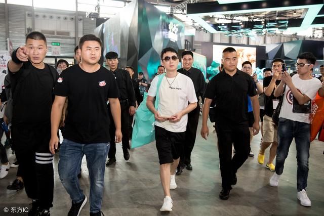 王思聪国外发飙当街打女人，真相流出，网友：除了拼爹你还会啥