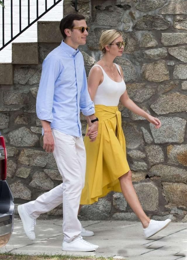 当伊万卡换上平底鞋，身材比例非常好，让她看起来显得非常高大！