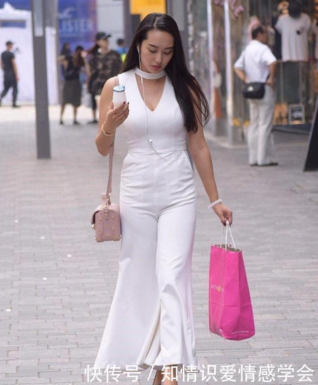 街拍： 小姐姐一款背心包臀裙,轻松穿出凹凸身材