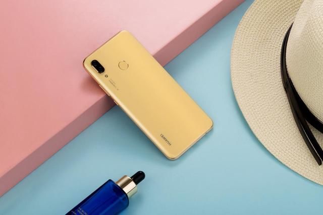 跟明星学搭配：夏日里永恒的经典色樱草金