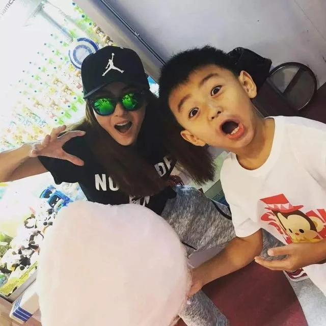 谢霆锋发微博求救 房间被淹情形危急, 被怒骂网友:黑粉太可怕