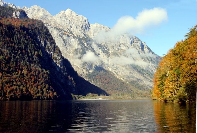 阿尔卑斯山中藏有一湖，如果说这里晴天像天堂，那阴天就像仙境