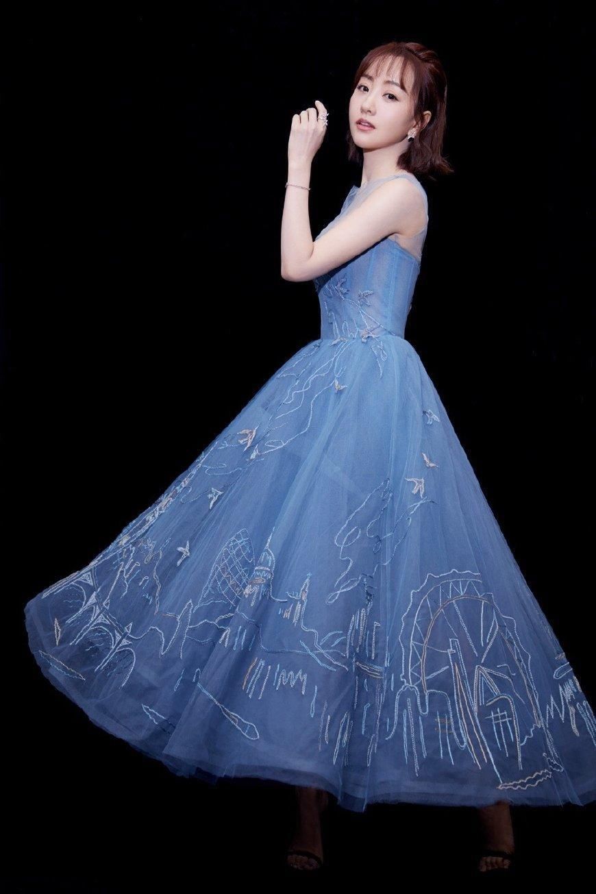 杨蓉厉害了!薄纱连衣裙都hold不住你的身材，却美得不同寻常