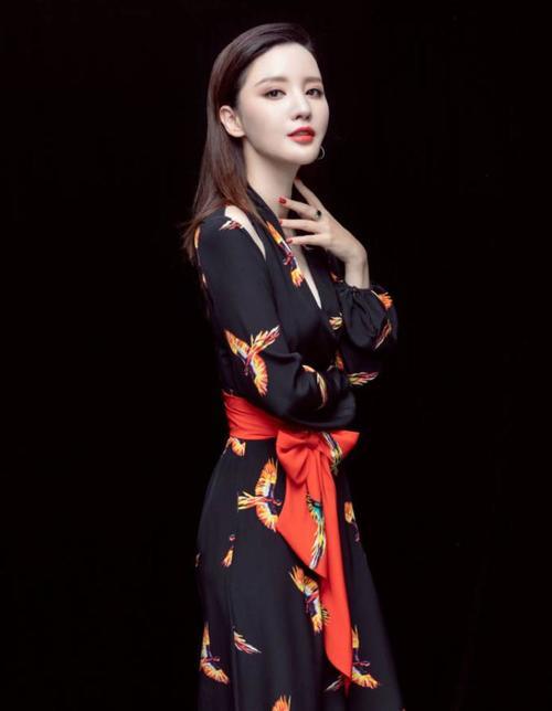 张萌秀曼妙身姿,凤凰做成裙子让人惊艳,难得一见的现代古典美!