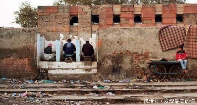 印度的露天厕所并不稀奇，上厕所不用纸，很多人都无法接受！