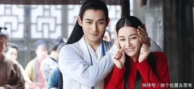 迪丽热巴与关晓彤相差6岁，同穿皮裙，气质却相差不止10岁！