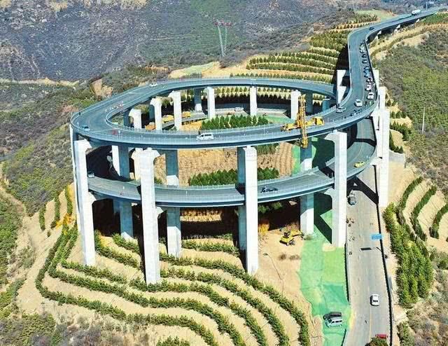 国内有条“过山车”公路，约有116层居民楼高，司机如同置身云端