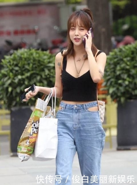 「显得」街拍:美丽苗条的小姐姐,穿搭牛仔裤,尽显时尚魅力!