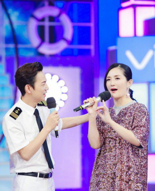 谢娜把名牌裙穿成了“大妈裙”，有李湘的既视感！妈妈味十足