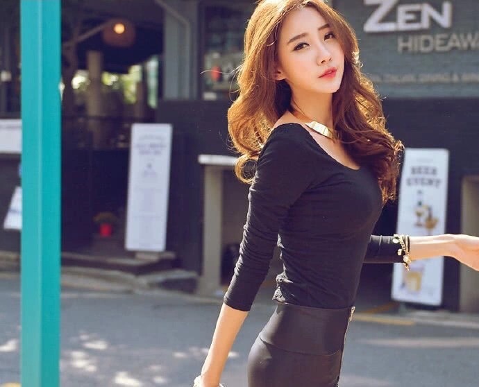  皮裤|黑色“皮裤”还搭靴子, 腿是挺长, 不怕闷?