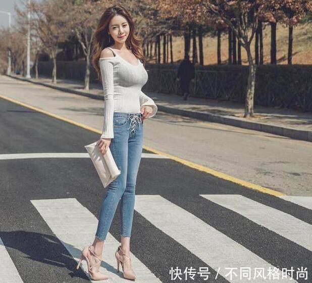 摩登个性的牛仔裤小姐姐，呈现最美身姿，十分抢眼！