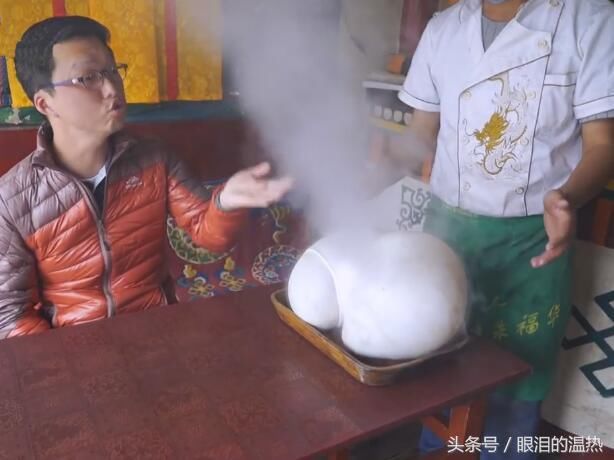 在川藏线上点了个128元的大包子,切开的时候