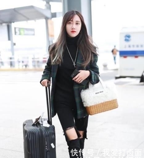  小美女：街拍：小美女身材完美，黑色露肩上衣 露洞牛仔裤，个性十足