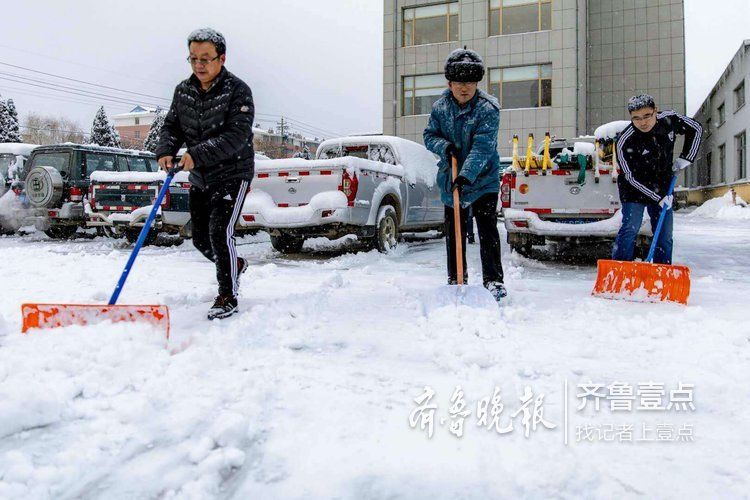 大雪扮靓了文登的夜，也忙坏了扫雪人
