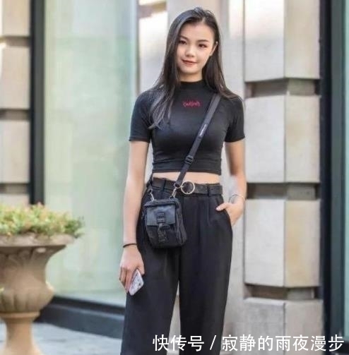  「凸显」街拍：白色一字肩上衣配牛仔短裙，凸显大长腿，美女时尚又靓丽