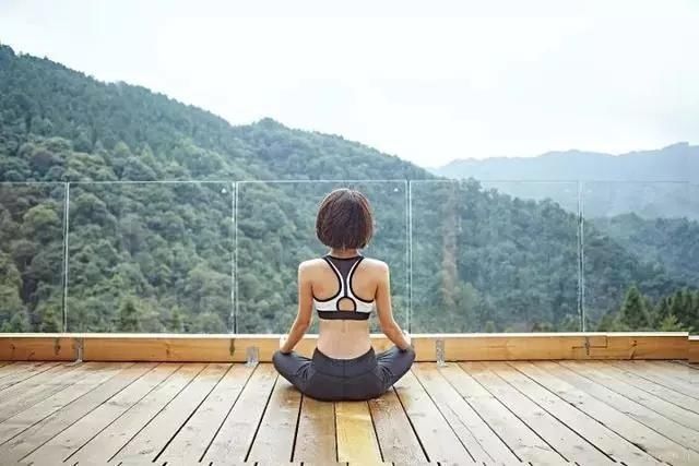  老桥@52岁的他为健康养老，跑大山里盖木屋，过上让人艳羡的生活