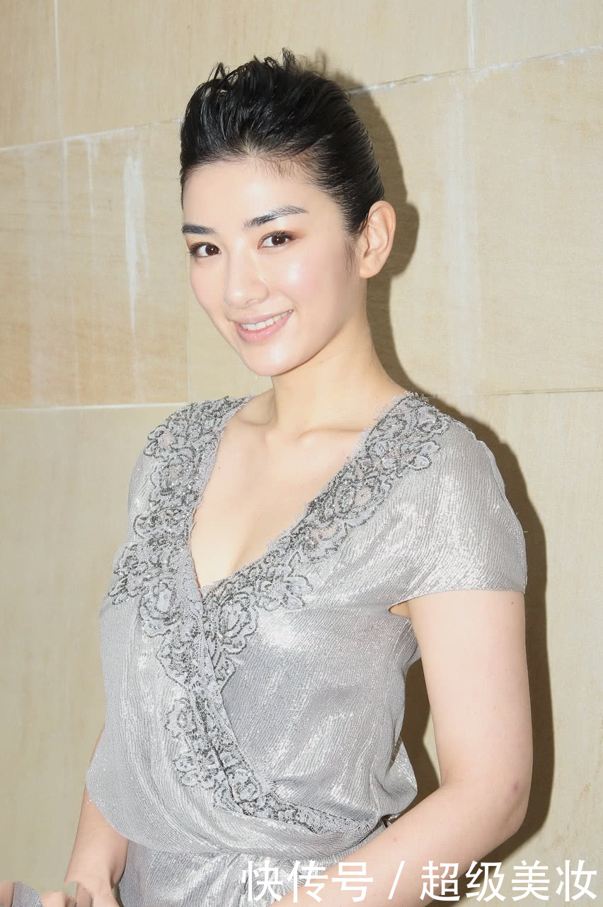 黄奕穿银裙现身，黑丝袜太抢镜，搭配坡跟凉鞋又是几个意思？