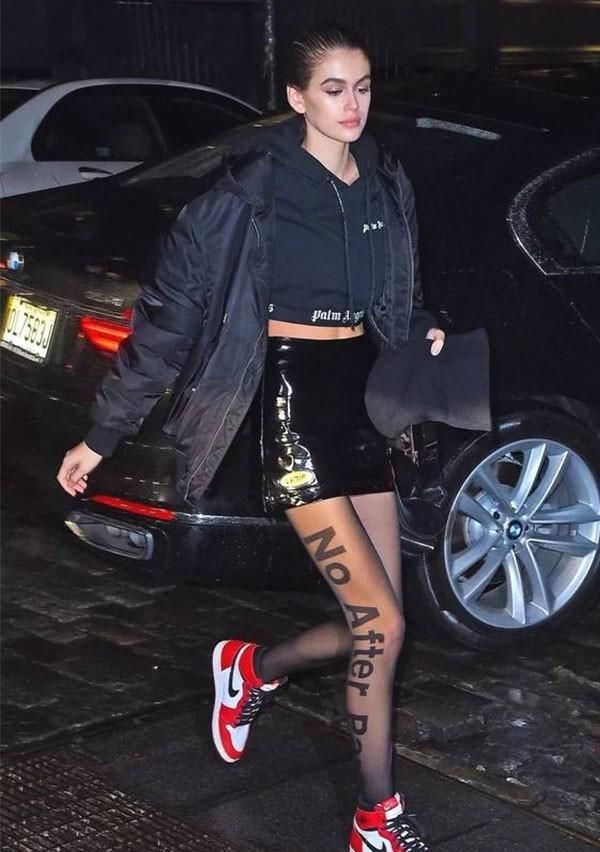 「 皮质」穿“三角形”皮短裙,这逆天长腿哦太性感撩人,169的谭维维