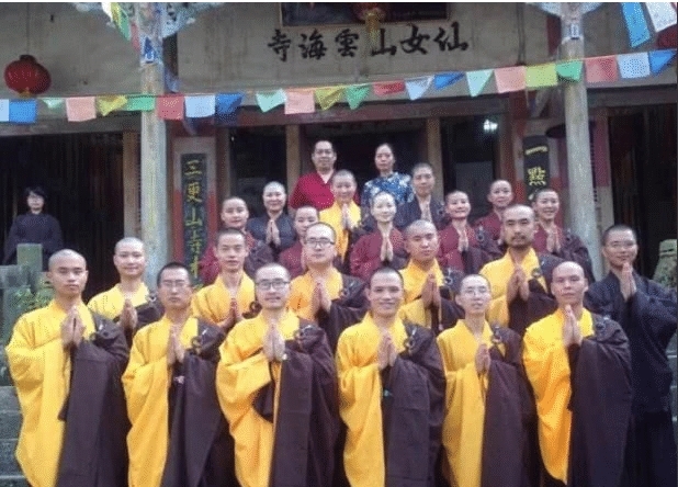 30名研究生放弃百万年薪，集体去云海寺出家当和尚，家长痛心疾首