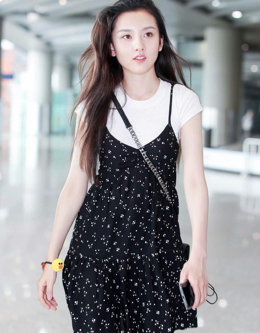 宋祖儿发质差到撩完头发直接换发型,网友:她的嘴实在没美感!