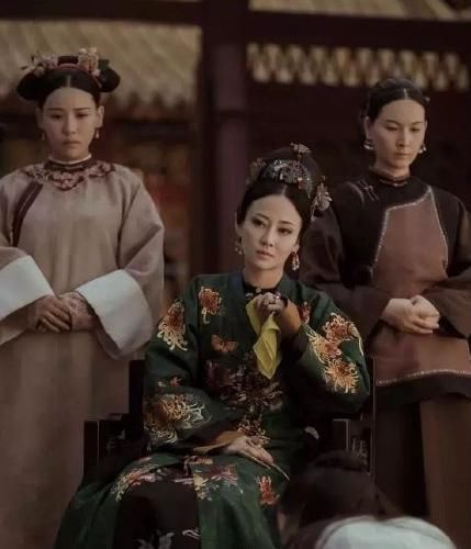 张柏芝真大胆！穿的绿色衬衫上面的勒成这样网友：不是一般的大！