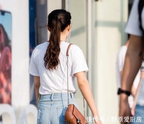 「身穿」街拍小美女气质高雅,身穿一件连衣裙,简洁大方又不失美感与优雅