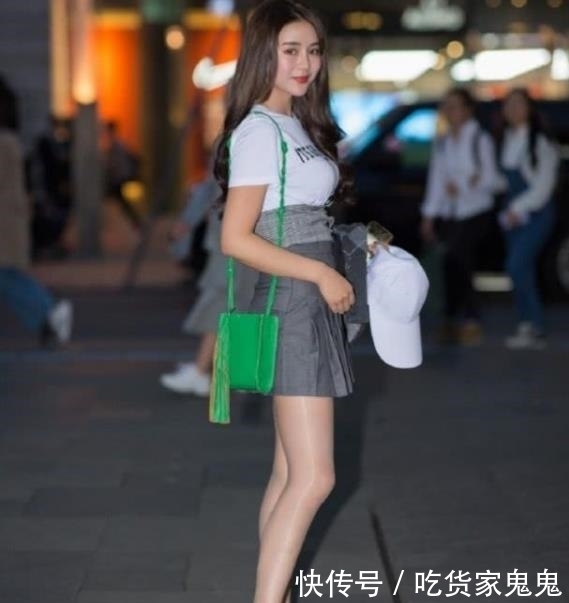 『天使』街拍美女:有着天使笑容的小姐姐,美搭时尚热裤,更显女人魅力!