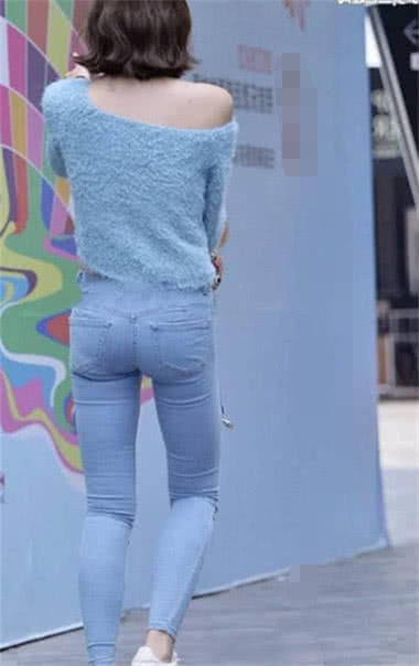 清新的小姐姐，浅蓝的紧身裤显出精健有力的曲线，感觉很清凉