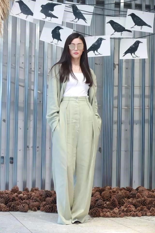 全智贤穿这裤子，腰挺细的，也没什么赘肉，这怎么能算胖?