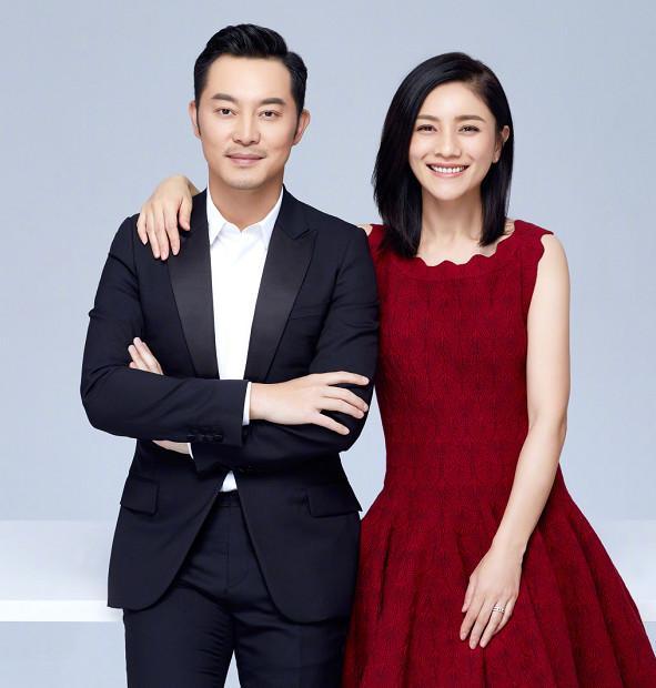 她曾被黄晓明抛弃，如今被3个男人宠成公主，穿搭时尚有女人味！