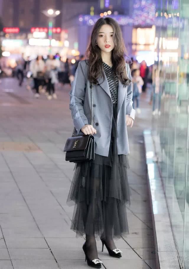 『纯净』街拍:小姐姐身穿白色T恤裙,简约纯净的颜色,青春又靓丽