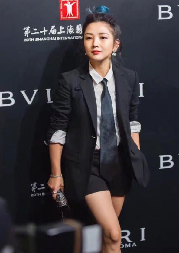 何洁“巴掌腿”火了！32岁超短裤秀17岁长腿，网友：这回真瘦了？