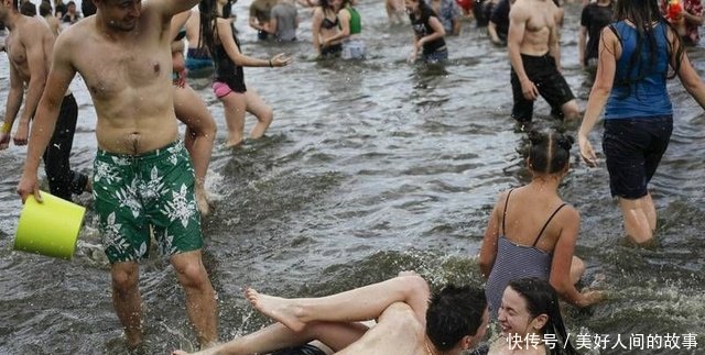实拍乌克兰泼水节美女大胆豪放，外国游客常抱得美人归