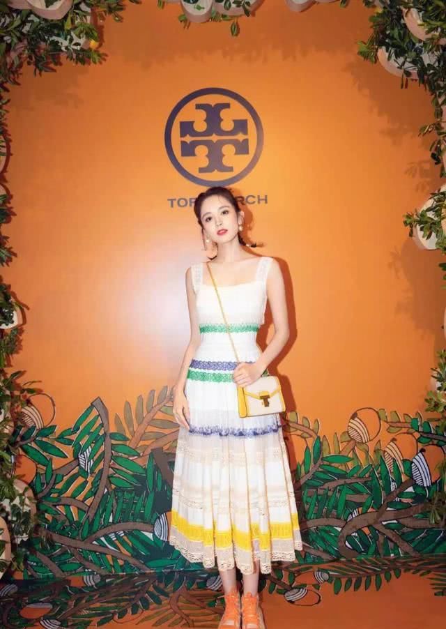 不露：不露就白长了，娜扎终于不穿裤子了！网友直呼：这么好看的腿