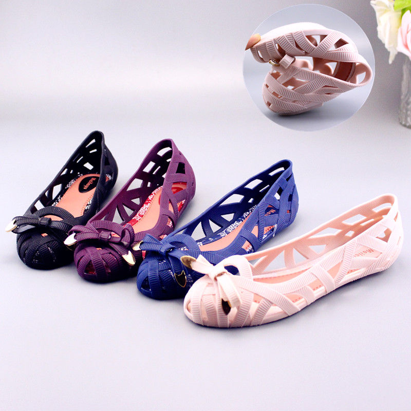 有一种女鞋，叫“妈妈鞋”，时尚又舒软，清凉典雅又洋气