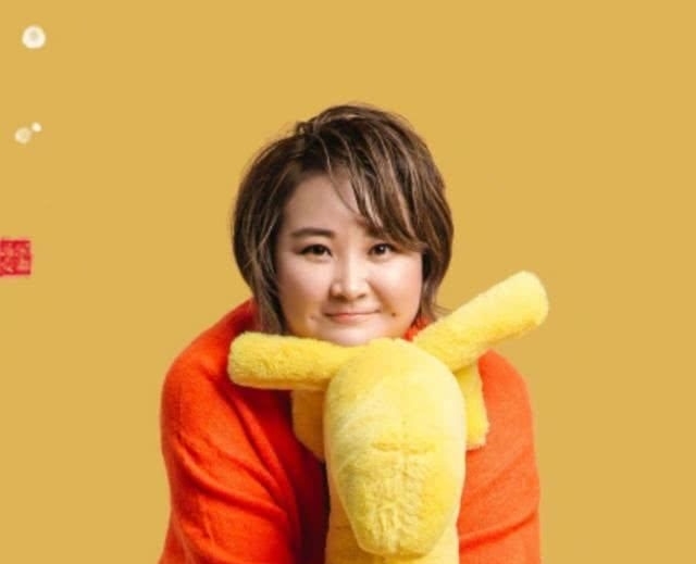 「表演」2001年,贾丹为贾玲舍弃中国传媒大学,现如今贾玲作为回报送她她两房一车