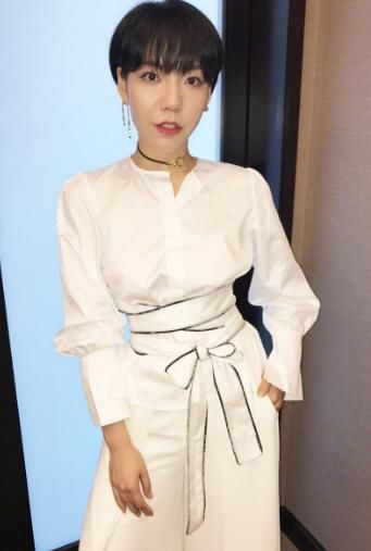 吴莫愁咋啦！穿的衣服哪都没遮住还浑然不知网友：这尺寸太尴尬了